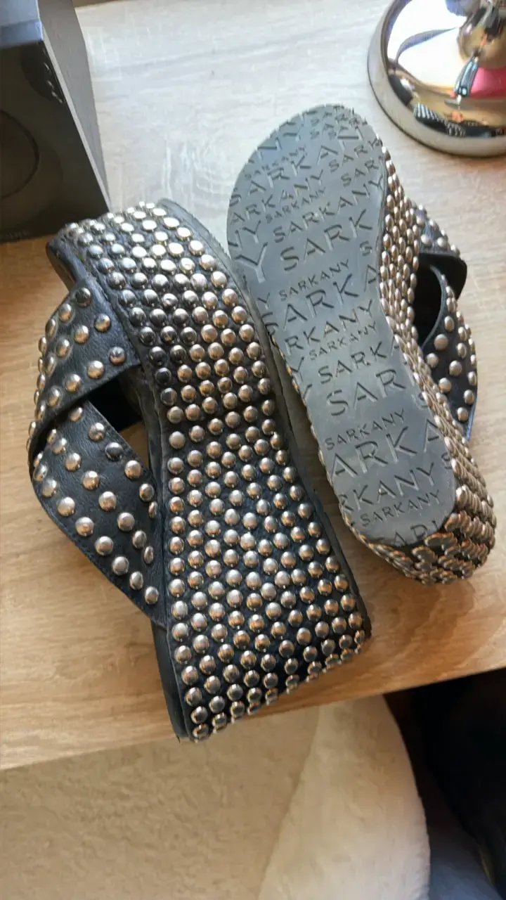 Sandalias plataforma negras con tachas Sarkany - 2