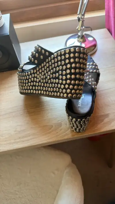 Sandalias plataforma negras con tachas Sarkany - miniatura 3