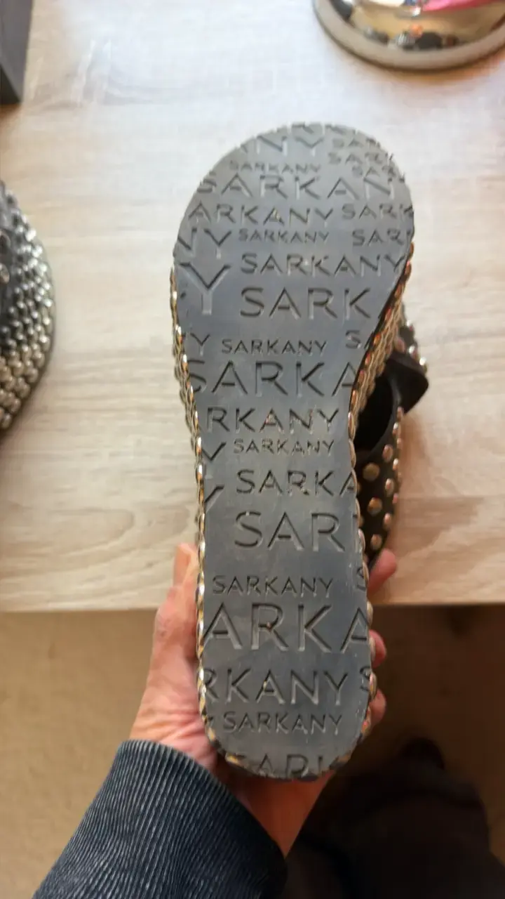 Sandalias plataforma negras con tachas Sarkany - 4