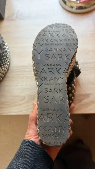 Sandalias plataforma negras con tachas Sarkany - miniatura 4