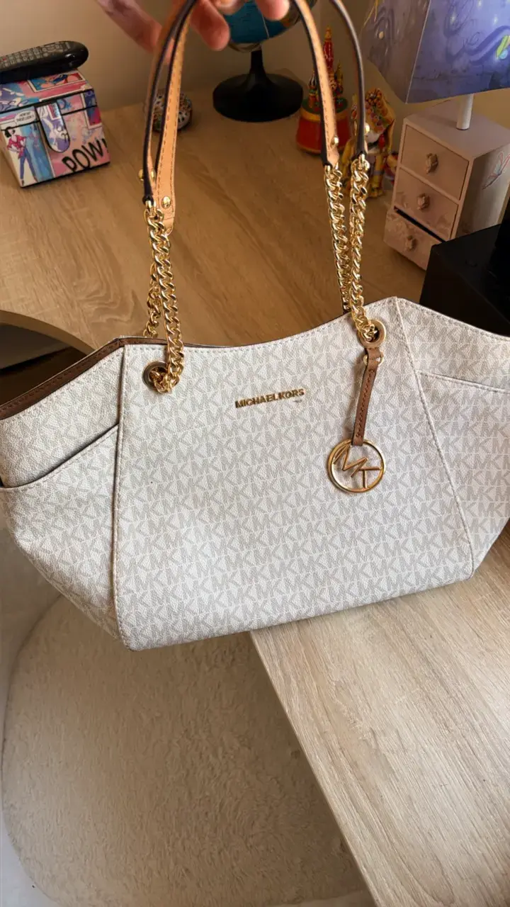 Bolso Michael Kors beige con detalles dorados - 1
