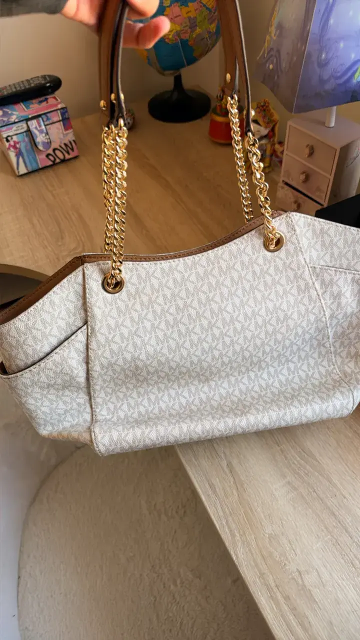 Bolso Michael Kors beige con detalles dorados - 2