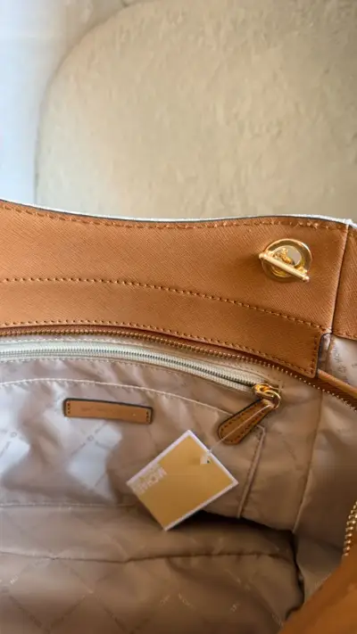 Bolso Michael Kors beige con detalles dorados - miniatura 3