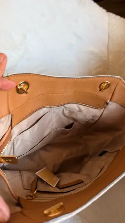 Bolso Michael Kors beige con detalles dorados - miniatura 4
