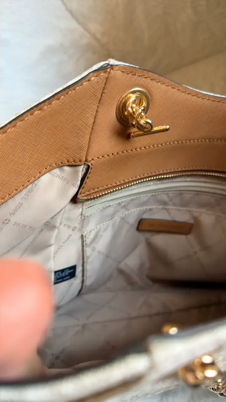 Bolso Michael Kors beige con detalles dorados - 5