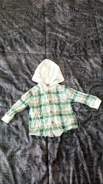 Camisa con capucha para bebé Carter's 9M - miniatura 1