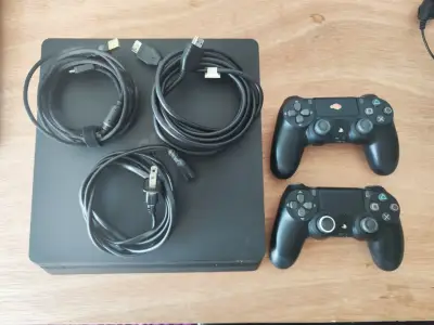 PlayStation 4 con dos controles/cables originales - miniatura 1