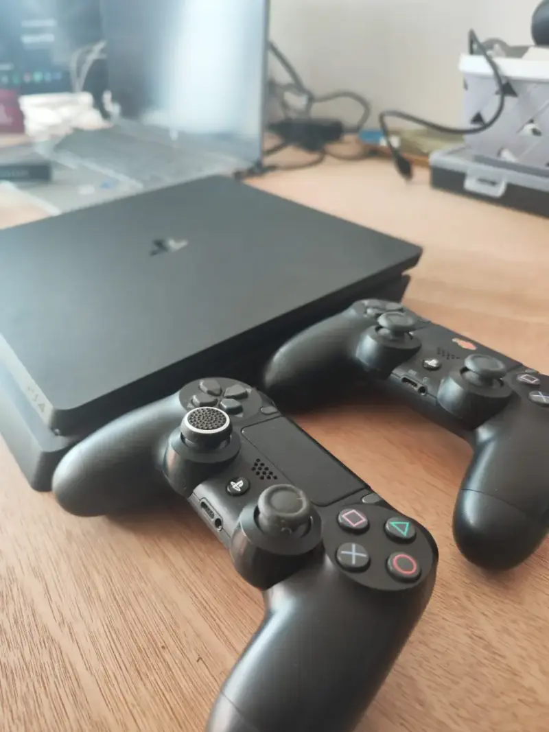PlayStation 4 con dos controles/cables originales - 2