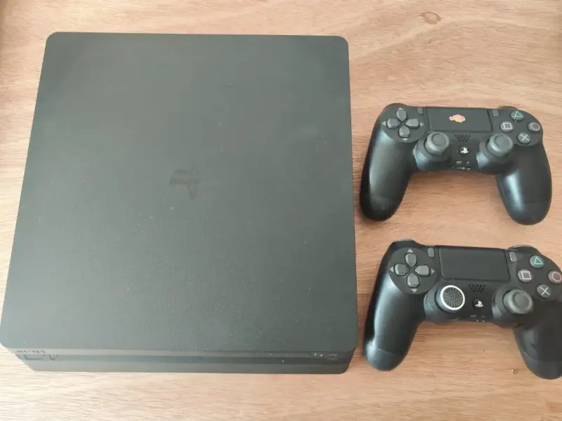 PlayStation 4 con dos controles/cables originales - 3