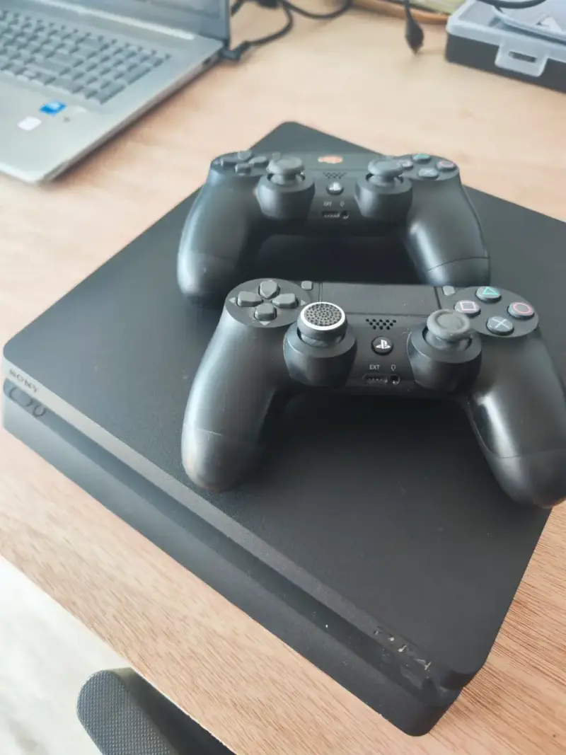 PlayStation 4 con dos controles/cables originales - 4