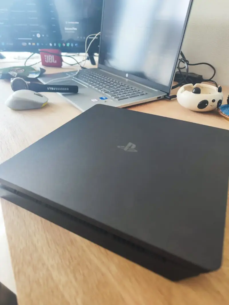 PlayStation 4 con dos controles/cables originales - 5