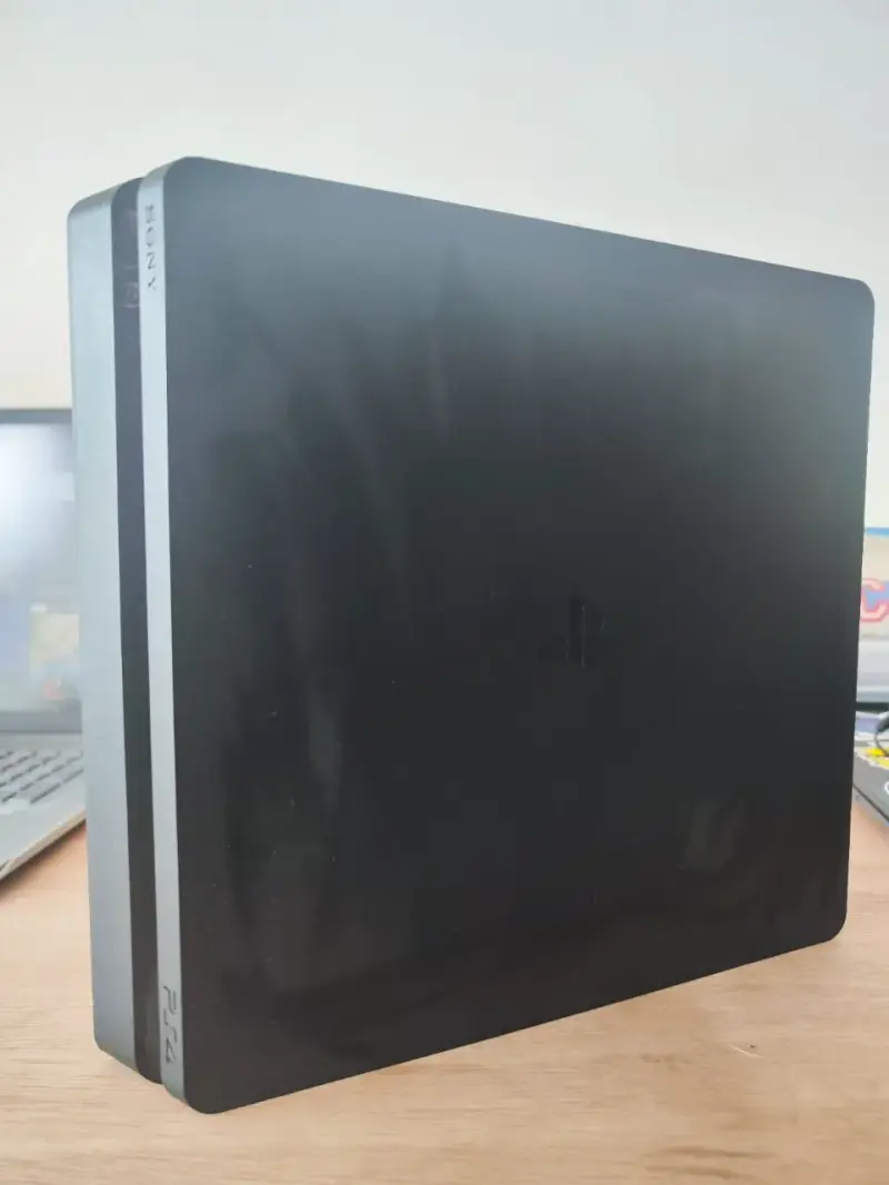 PlayStation 4 con dos controles/cables originales - 6