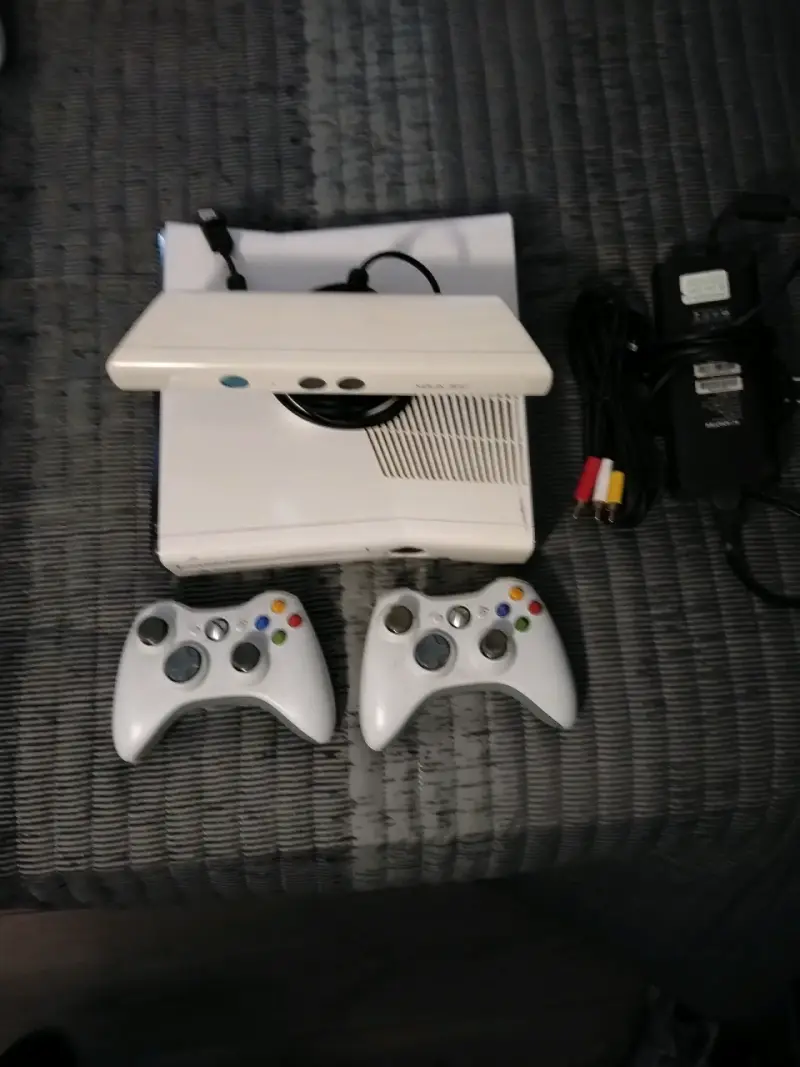 Consola Xbox 360 con Kinect y juegos - 1