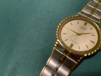 Reloj Citizen dorado y plateado para hombre - miniatura 1