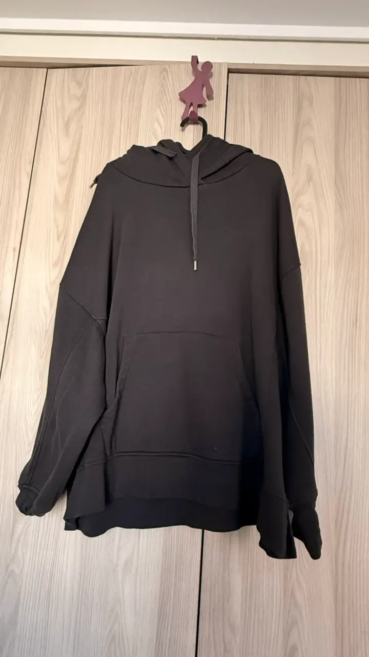 Polerón negro con capucha unisex