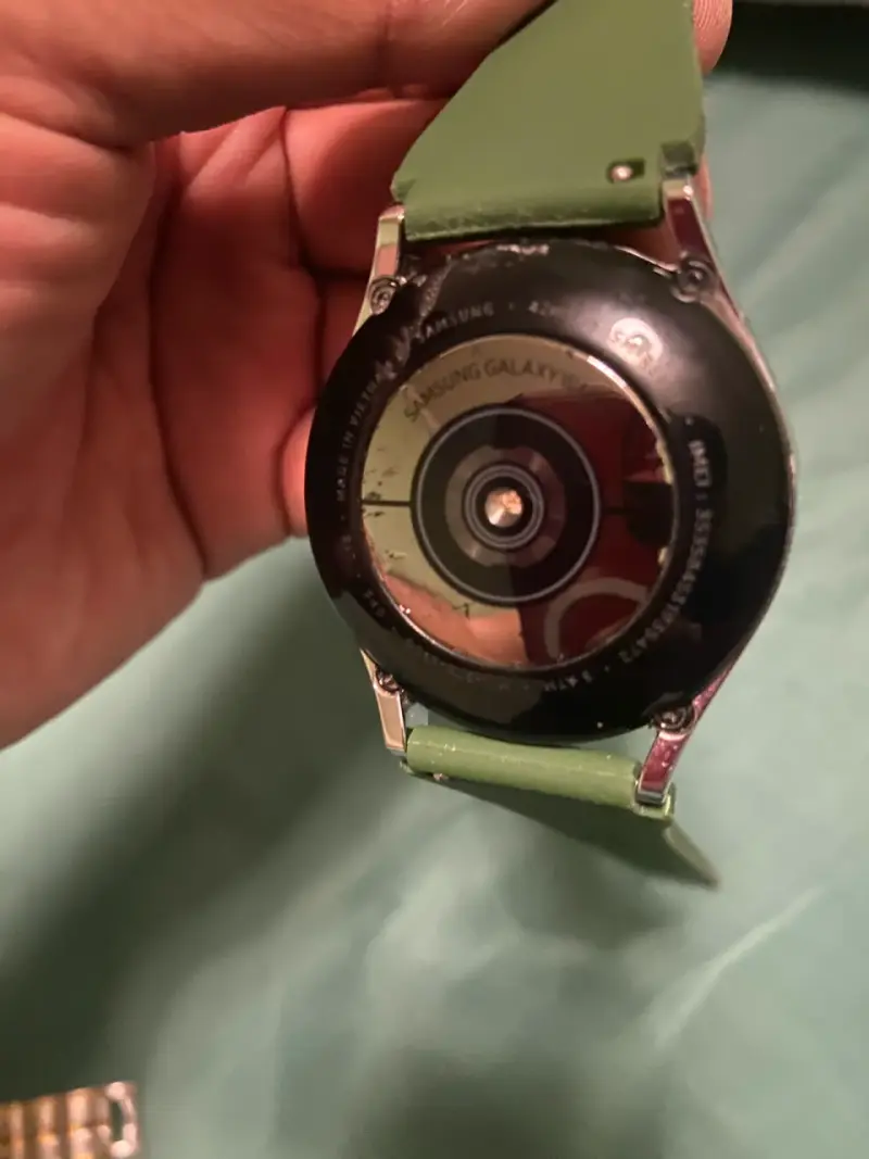 Samsung Galaxy Watch con correa verde y cargador - 1