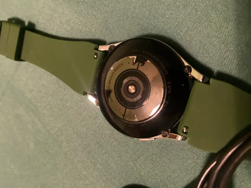 Samsung Galaxy Watch con correa verde y cargador - 2