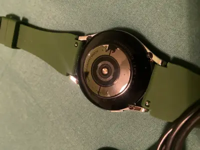 Samsung Galaxy Watch con correa verde y cargador - miniatura 2