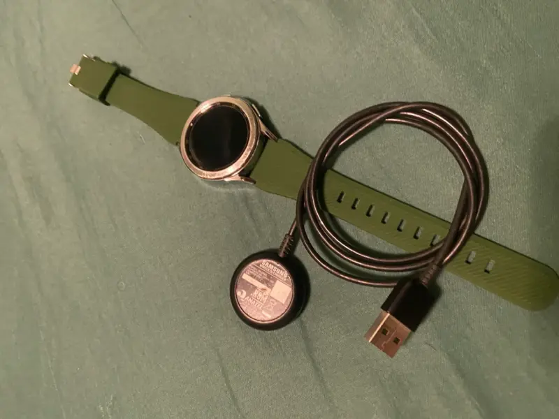 Samsung Galaxy Watch con correa verde y cargador - 3