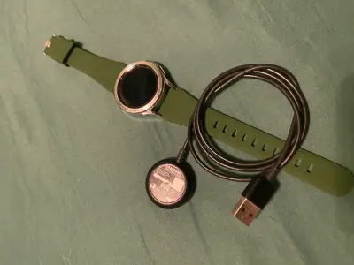 Samsung Galaxy Watch con correa verde y cargador - miniatura 3