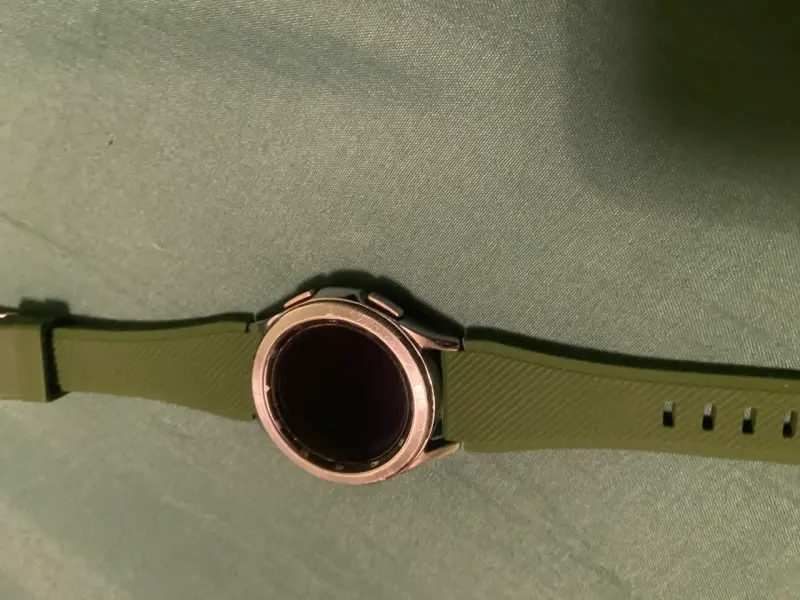 Samsung Galaxy Watch con correa verde y cargador - 4