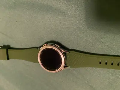 Samsung Galaxy Watch con correa verde y cargador - miniatura 4
