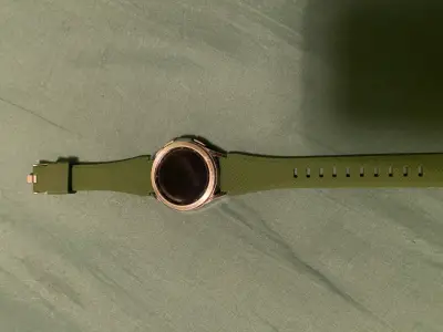 Samsung Galaxy Watch con correa verde y cargador - miniatura 5