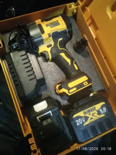 Llave de impacto inalámbrica DeWalt 20V con batería - miniatura 1