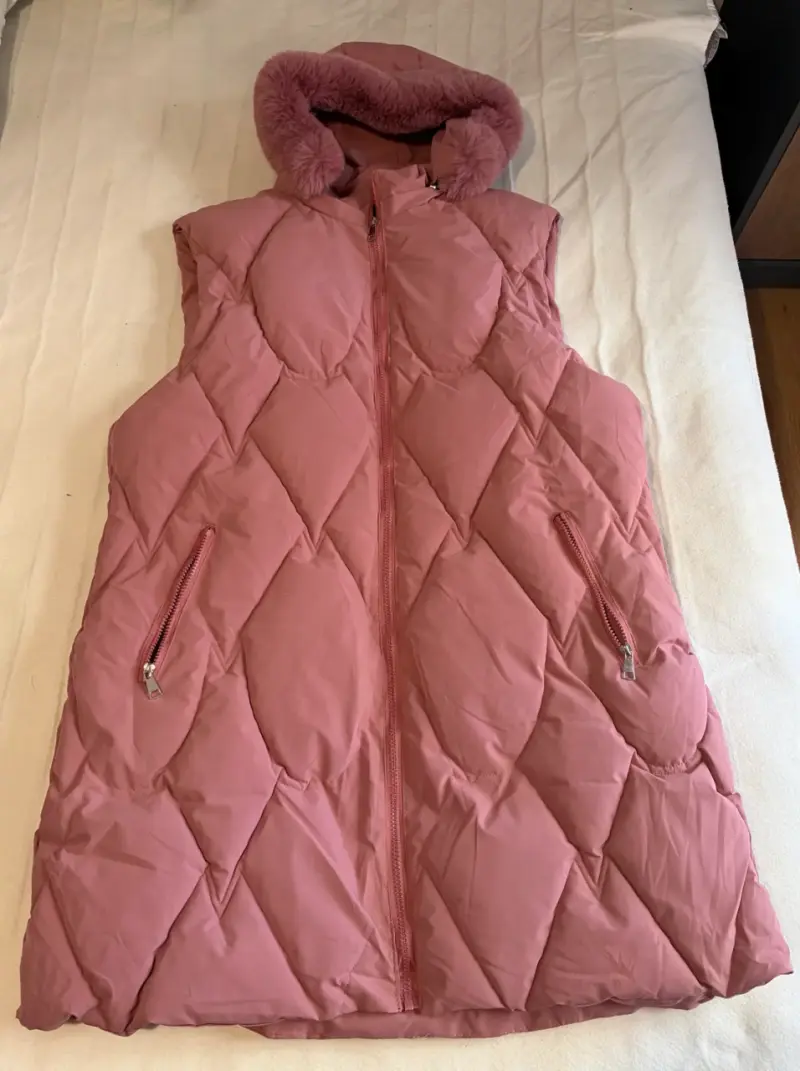 Puffa larga sin mangas con capucha rosado - 1