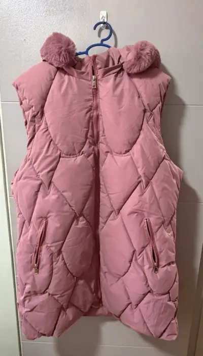 Puffa larga sin mangas con capucha rosado - miniatura 2
