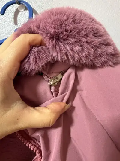 Puffa larga sin mangas con capucha rosado - miniatura 3