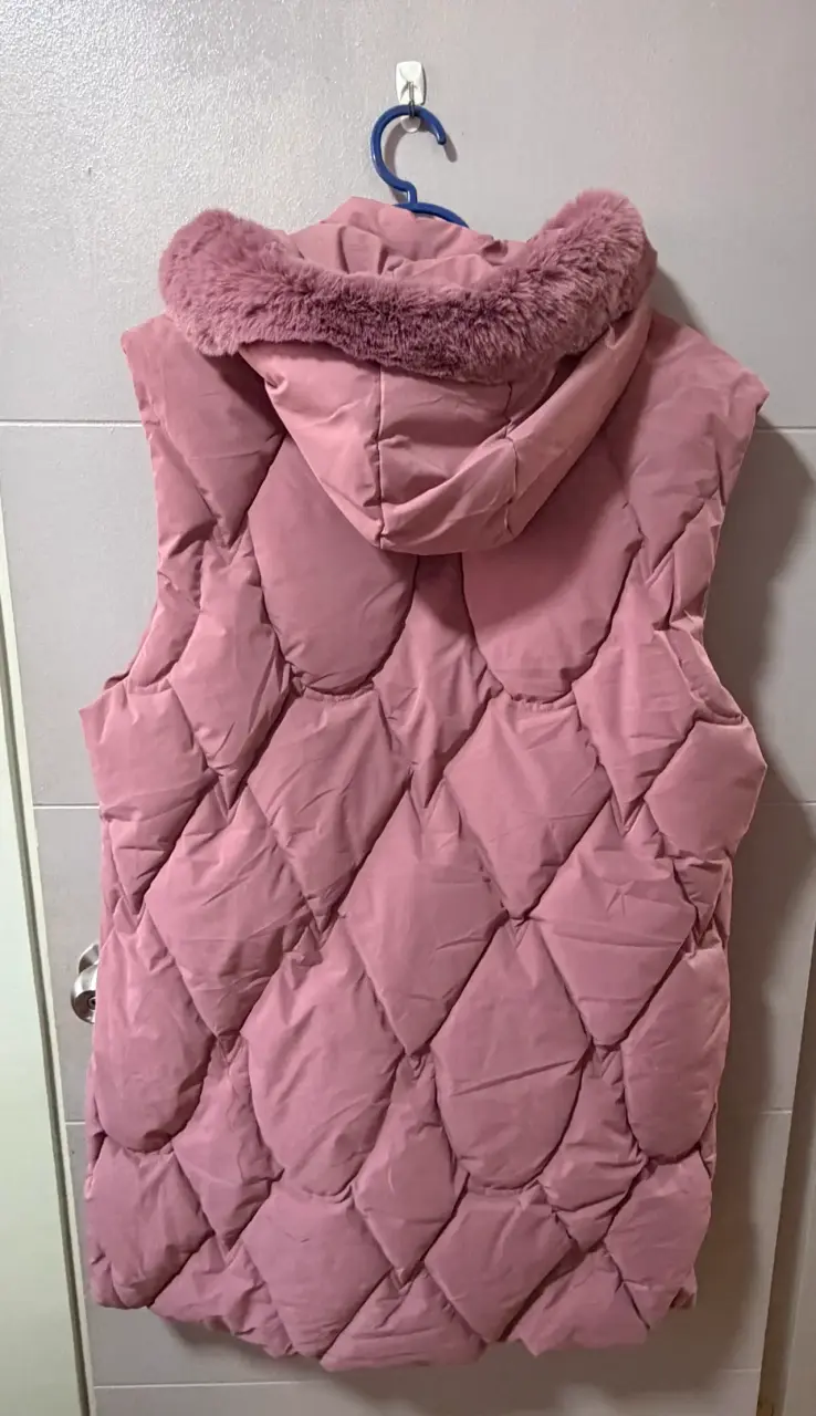 Puffa larga sin mangas con capucha rosado - 4