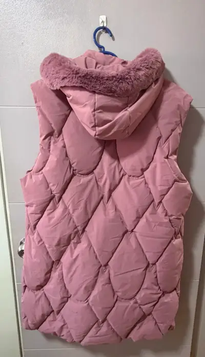 Puffa larga sin mangas con capucha rosado - miniatura 4