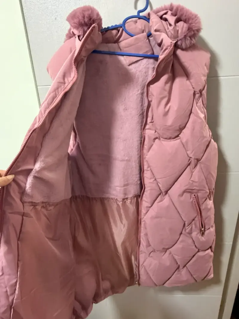 Puffa larga sin mangas con capucha rosado - 5
