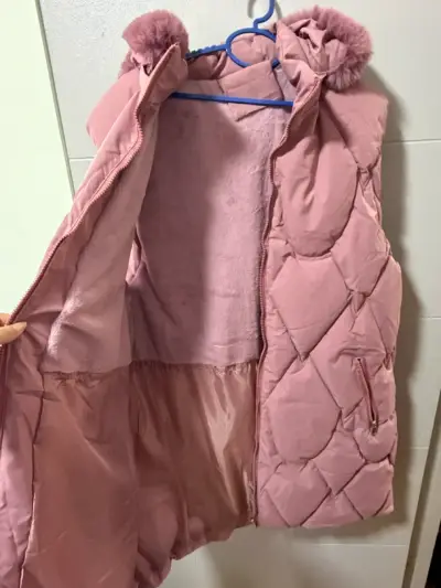 Puffa larga sin mangas con capucha rosado - miniatura 5