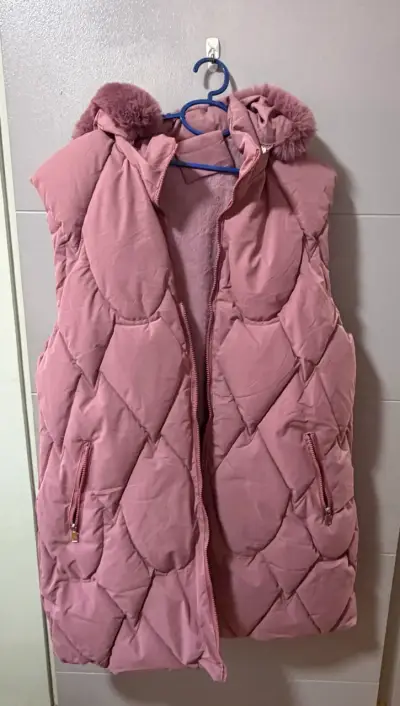 Puffa larga sin mangas con capucha rosado - miniatura 6