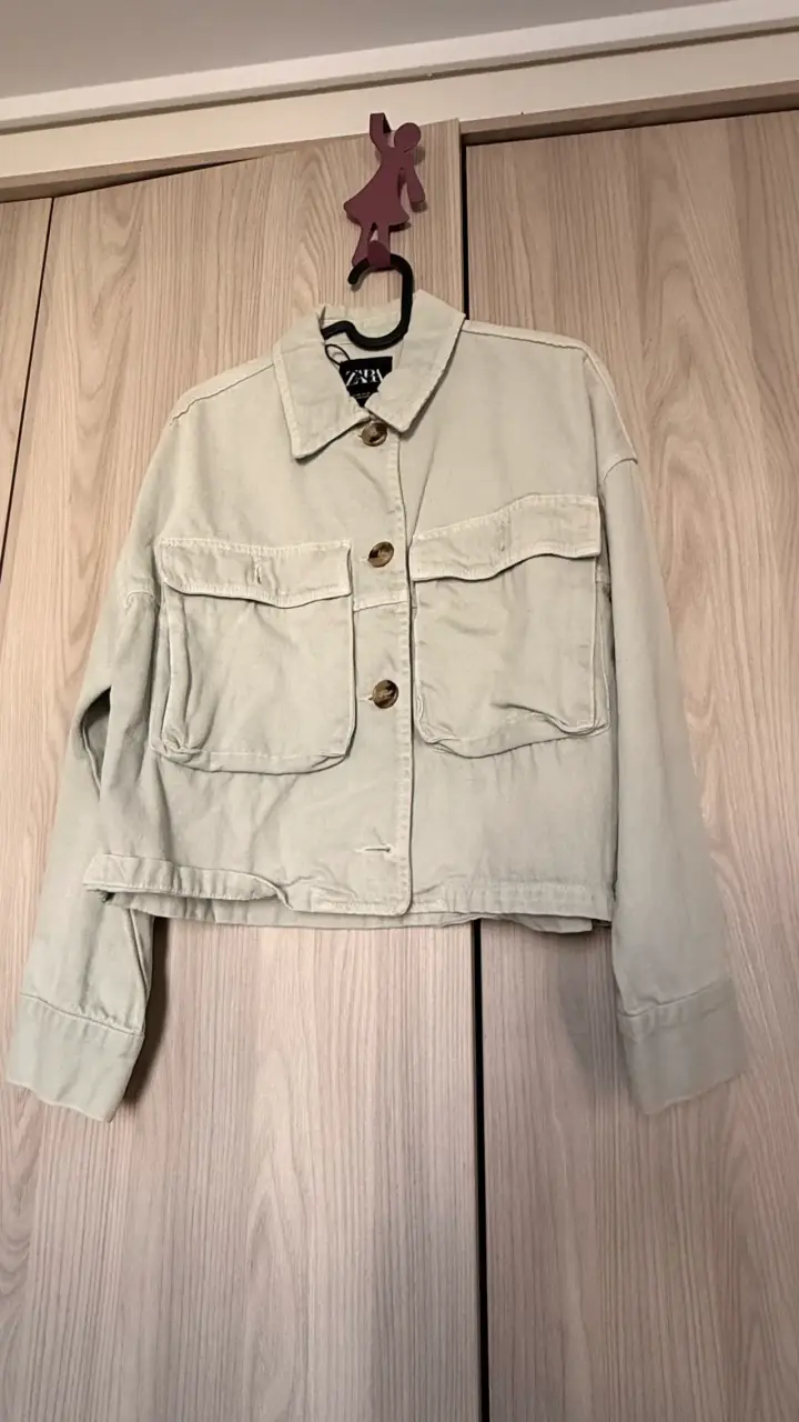 Chaqueta corta beige con bolsillos Zara