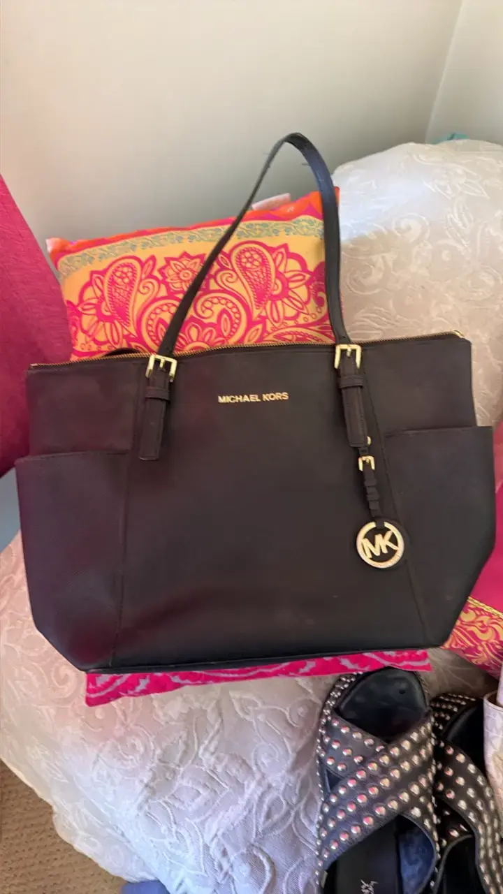Bolso Michael Kors negro elegante - 1