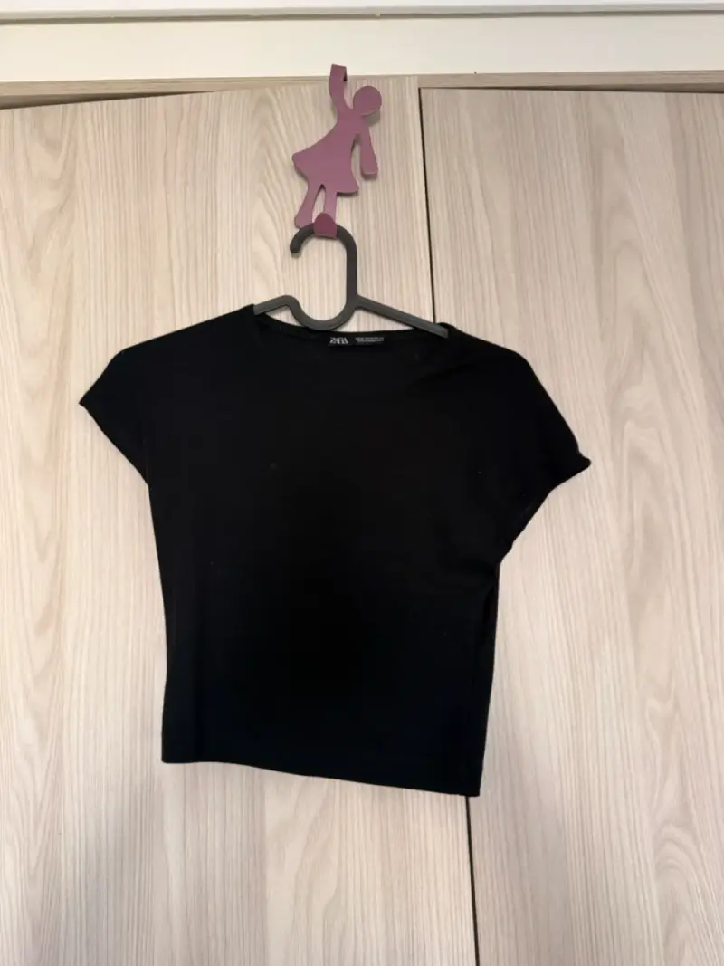 Polera negra básica Zara para mujer