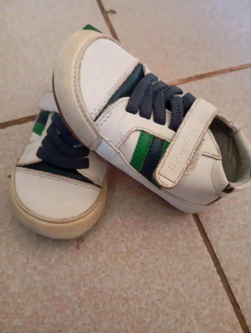Zapatillas de niño blancas con detalles verdes y azules - 1