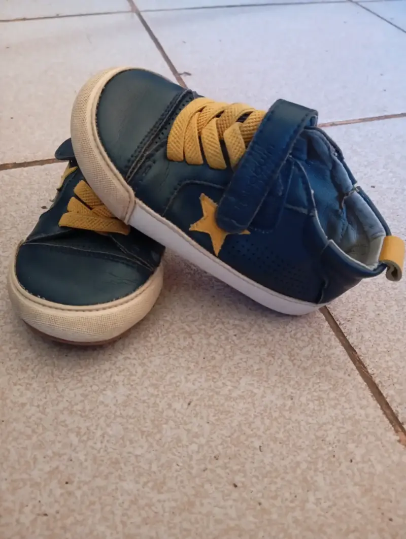 Zapatillas de niño blancas con detalles verdes y azules - 2