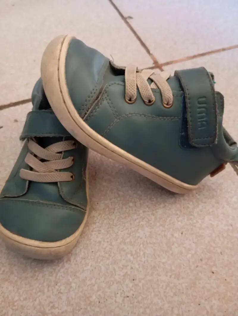 Zapatillas de niño blancas con detalles verdes y azules - 4
