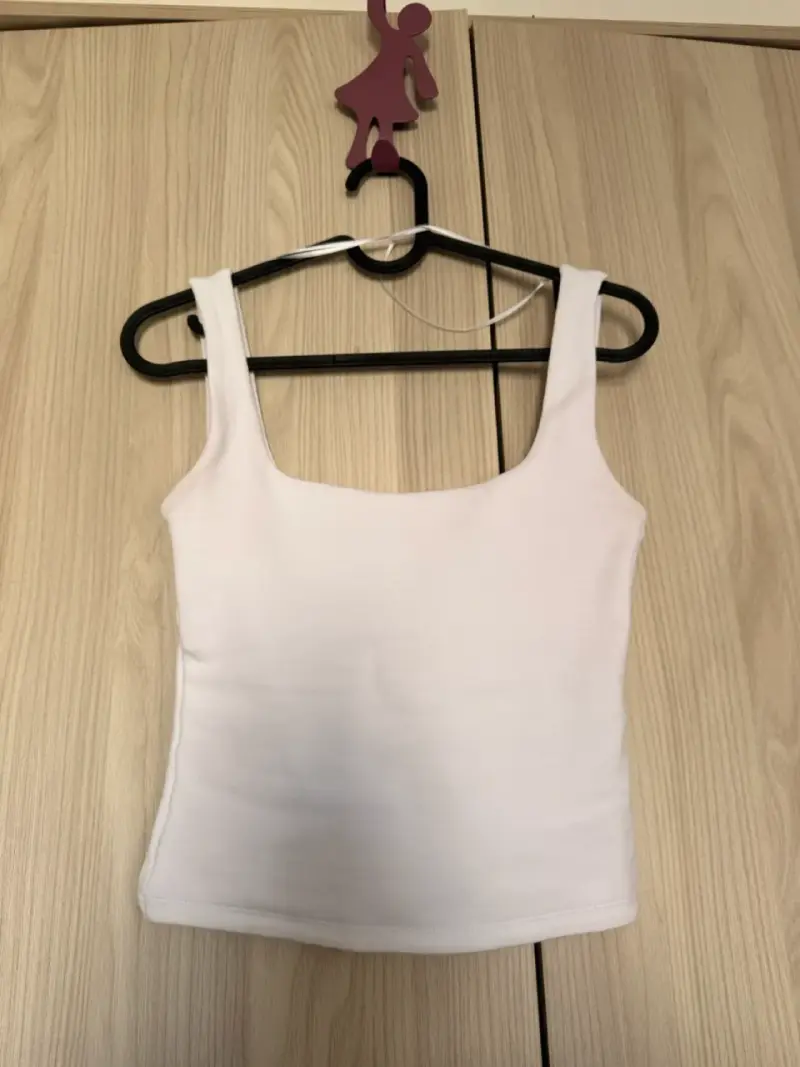 Top blanco sin mangas para mujer