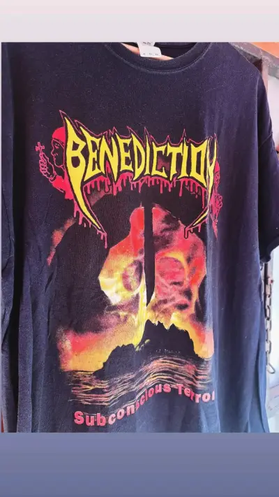 Polera de bandas de metal con diseños gráficos - miniatura 3