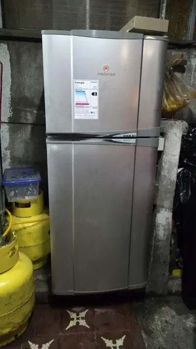 Refrigerador Mademsa de dos puertas en buen estado - miniatura 1