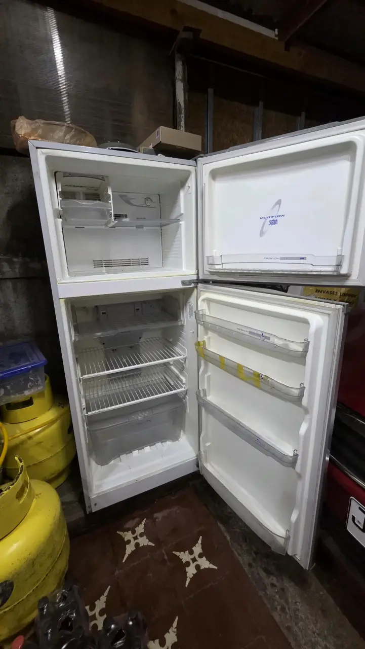 Refrigerador Mademsa de dos puertas en buen estado - 2