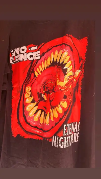 Polera negra con diseño gráfico de bandas - miniatura 1