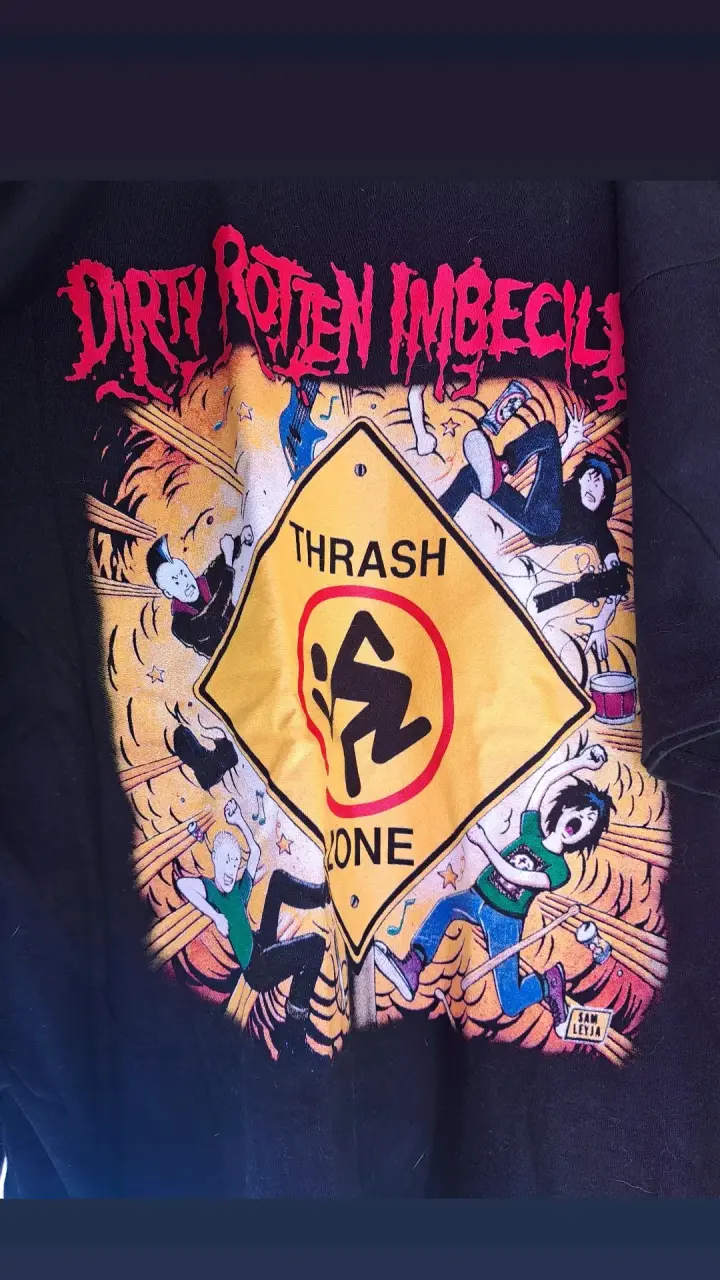 Polera negra con diseño gráfico de bandas - 2