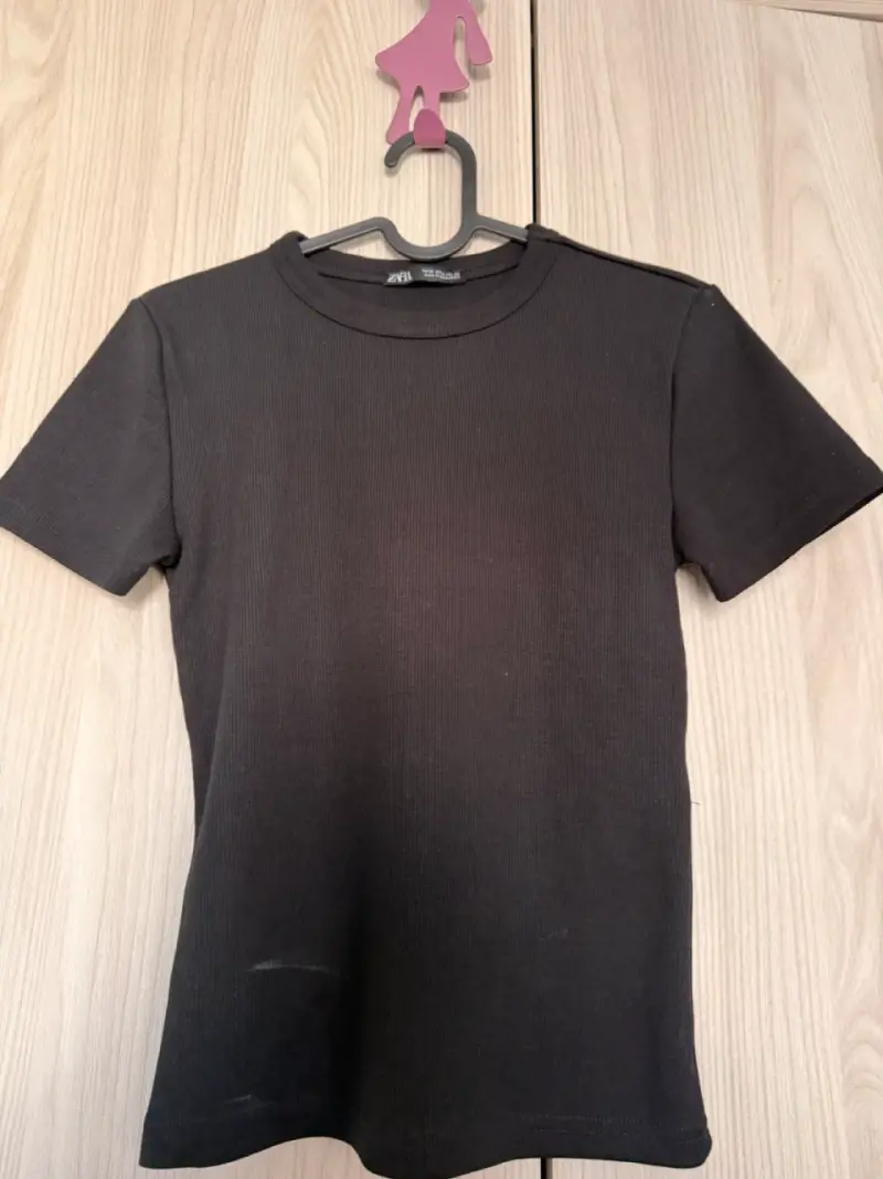 Polera negra básica para mujer