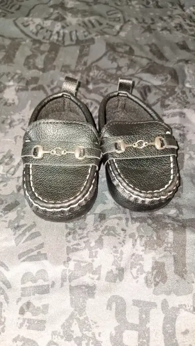Mocasines de bebé negros con detalle metálico - miniatura 1